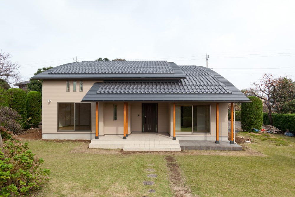 全体のバランスを配慮した美しい弧を描くむくり屋根と、訪れる人を心地良く迎えるゆったりとした構え|施工事例|ひのきの家を作るなら|もりぞう|木曾 ...